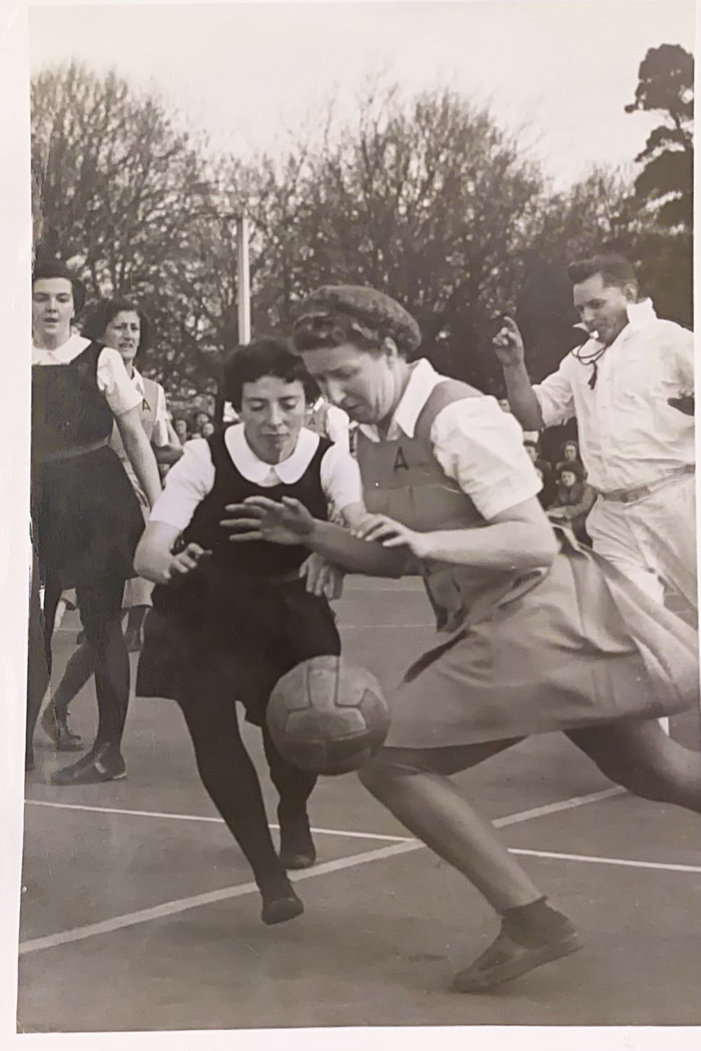 New Zealand captain Oonah Shanahan (nee Murrary) and Wyn opposing each other in Canterbury.  